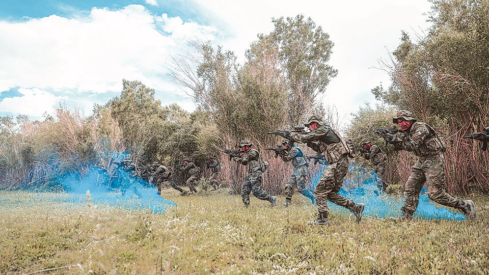 在習近平強軍思想指引下·奮進強軍路 打好攻堅戰(zhàn)丨紅色血脈淬煉“天山利刃”